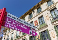 Indicazioni turistiche nella piazza del mercato a Tudela, Spagna - © Marc Venema / Shutterstock.com