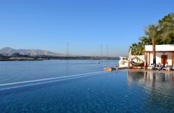 La suggestiva infinity pool dell'Hilton Luxor Resort & Spa sembra fondersi con le acque del Nilo.
