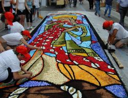 L'Infiorata di Bolsena, la Festa del Corpus Domini nella città del Miracolo Ecauristico nel Lazio