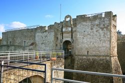 Ingresso al castello di Agropoli, Campania - Per accedere al castello aragonese si attraversano uno stretto passaggio sopraelevato e una porta ad arco  © onairda / Shutterstock.com ...