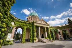 Ingresso al cimitero di Mirogoj con la chiesa di King Christ a Zagabria, Croazia. Situato sulle pendici del monte Medvednica, questo parco monumentale è cinto du spesse mura e ospita ...