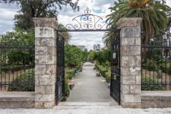 Ingresso al parco del Museo Archeologico di Sparta, Grecia. Ospita migliaia di reperti provenienti dall'antica acropoli di Sparta ma anche dal resto della municipalità di Laconia ...