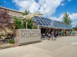 Ingresso al Royal Tyrrell Museum di Drumheller, la citta dei dinosauri in Alberta (Canada). il museo è famoso per la sua collezione di fossili (130.000 circa) e per i suoi dinosauri. ...