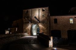 Ingresso alla Rocca di Mondaino, la fortezza medievale simbolo del borgo del riminese - © Francesco Guitto / Shutterstock.com