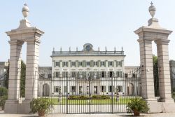 L'Ingresso monumentale della villa neoclassica dei Borromeo a Cassano d'Adda - © Claudio Giovanni Colombo / Shutterstock.com