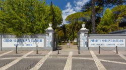 Ingresso alle terme di Telese in Campania - © Francesca Sciarra / Shutterstock.com