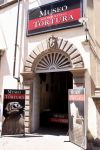 L'ingresso del Museo della Tortura a Lucca, Toscana. Ospitato in via Fillungo a Palazzo Guinigi Magrini, questo spazio museale espone alcuni pezzi d’eccezionale rarità che risalgono ...