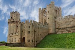 Ingresso del Warwick Castle, Inghilterra - Un'immagine dell'imponente maniero che domina la città di Warwick di cui ne è principale attrazione © Jo Ann Snover / Shutterstock.com ...