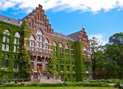 L'ingresso della biblioteca universitaria di Lund, Svezia. Qui ha sede una delle più prestigiose unversità del paese: la piccola cittadina di Lund è caratterizzata da ...