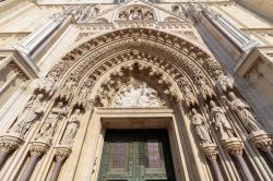 Ingresso della cattedrale di Zagabria, Croazia. Il maestoso ingresso della cattedrale della Vergine Maria. Questo edificio religioso è il più monumentale lavoro architettonico ...
