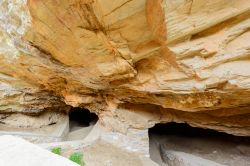 Ingresso della grotta Katafyki a Kythnos, Grecia. Durante la seconda guerra mondiale e l'epoca medievale veniva utilizzata come rifugio - © Michael Paschos / Shutterstock.com