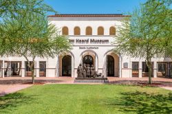 Ingresso dell'Heard Museum a Phoenix, Arizona (USA). E' stato fondato nel 1929 da Dwight B. e Maie Barlett Heard per ospitare le loro collezioni personali d'arte - © Manuela ...
