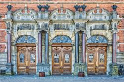 Ingresso principale alla stazione ferroviaria di Helsingor, Danimarca. Le tre porte in legno sono contornate da decorazioni e colonne.

