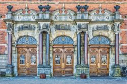 Ingresso principale alla stazione ferroviaria di Helsingor, Danimarca. Le tre porte in legno sono contornate da decorazioni e colonne.

