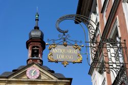 Insegna in ferro battuto per il negozio di antichità Lorang a Bamberga, Germania - © Angelina Dimitrova / Shutterstock.com