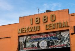 Insegna di ingresso al Mercato Centrale di San José, Costa Rica. Il Central Market della capitale è uno dei più grandi del paese oltre che una vera e propria attrazione ...