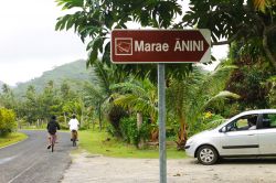 Insegna per il sito archeologico di Marae Anini sull'isola di Huahine, Polinesia Francese. Situato sulla punta meridionale di Huahine Iti, questo marae, costruito con massicci blocchi di ...