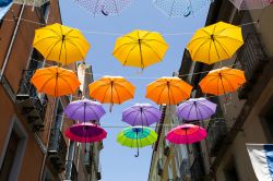 Installazione di ombrelli colorati nel centro di Iglesias Sardegna - © Kartouchken / Shutterstock.com