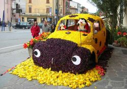 Un'installazione in strada durante la festa del Tulipano nel borgo di Castiglione del Lago, Umbria - Una caratteristica scultura floreale realizzata durante la Festa del Tulipano che da ...