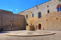 Interno del castello di Lagopesole, Basilicata. Restaurato negli anni novanta, questo castello riflette le modifiche apportate al progetto normanno-svevo da Carlo I° d'Angiò che ...