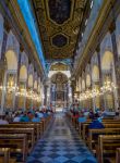 Interno del duomo di Amalfi con fedeli in attesa della funzione liturgica, Campania. Rimaneggiato in forme barocche, l'interno della chiesa si presenta con rivestimenti in marmo e soffitti ...