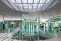 Interno del Louvre-Lens nella cittadina di Lens, Francia: si tratta di un museo di arte aperto al pubblico nel dicembre 2012. L'edificio, in vetro, cristallo e acciaio, sorge su un antico ...