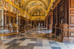 Interno del monastero di El Escorial, Madrid, Spagna: uno scorcio della biblioteca reale - © John_Silver / Shutterstock.com