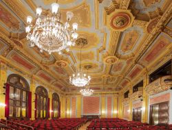 Interno del palazzo storico Dwor Artusa a Torun, Polonia. Fra gli antichi edifici della città vi è Dwor Artusa, eretta nel 1891 nel sito di una precedente costruzione in stile ...