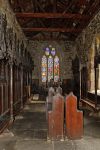 L'interno della cappella di Saint Cuthbert sulle isole Farne, Inghilterra. A impreziosire i muri in pietra ci sono vetrate istoriate e arredi ecclesiastici in legno antico - © Attila ...