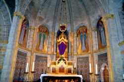 Interno della cattedrale cattolica a Haarlem, Olanda: particolare dell'altare e degli affreschi - © Primi2 / Shutterstock.com