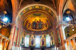 Interno della cattedrale di Modena, Emilia-Romagna. A decorare pareti e soffitto sono affreschi a carattere religioso e finestre luminose - © Madrugada Verde / Shutterstock.com