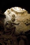 Interno della cattedrale di Sansepolcro, Arezzo, Toscana. Le sculture in marmo che abbelliscono il duomo cittadino.
