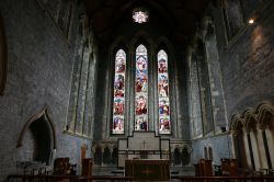 Interno della cattedrale di St. Canice a Kilkenny, Irlanda. Nella cattedrale di San Canizio si possono ammirare alte vetrate istoriate, panche in legno, colonne e arcate. Per raggiungere l'edificio ...