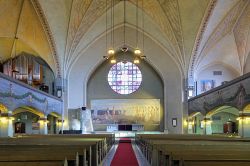 Interno della cattedrale di Tampere, Finlandia - Progettata da Lars Sonck e costruita fra il 1902 e il 1907, la cattedrale è celebre per i suoi affreschi dipinti da Hugo Simberg nel 1905-1906. ...