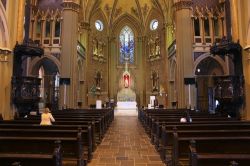 L'interno della cattedrale metropolitana di Curitiba, Brasile. La chiesa cattolica fu costruita nel 1894 e ospita la sede dell'arcivescovo - © Tupungato / Shutterstock.com