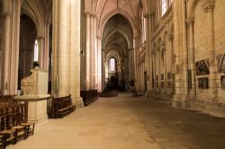 Interno della chiesa di San Pietro a Poitiers, Francia - © DyziO / Shutterstock.com