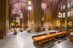 Interno della maestosa cattedrale di Learning a Pittsburgh, Pennsylvania, con le alte volte a crociera - © Sean Pavone / Shutterstock.com