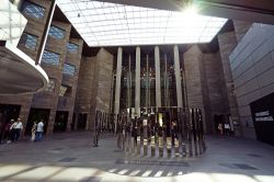 Interno della National Gallery of Victoria (NGV) di Melbourne, stato di Victoria: è il più grande e visitato museo d'arte d'Australia - © EQRoy / Shutterstock.com