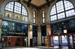 Interno della stazione ferroviaria di Leeuwarden, Paesi Bassi. La cittadina è capolinea della maggiore linea ferroviaria proveniente da sud ed è collegata con il centro di Amsterdam ...