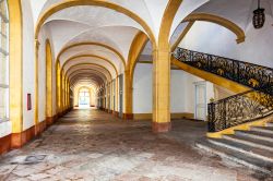 Interno dell'abbazia di Cluny, Francia: venne fondata nel settembre 909 dal duca di Acquitania e conte d'Auvergne Guillaume 1° - © Jacky D / Shutterstock.com