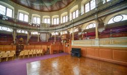 Interno dello Sheldonian Theatre a Oxford, Inghilterra. Nell'immagine, l'auditorium semi circolare per le cerimonie dell'università. Il soffitto decorato è opera di ...