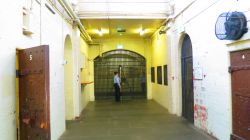 Interno dell'Old Melbourne Gaol, Victoria, Australia. Costruita a metà del 1800, dominò la skyline della città come simbolo di autorità: all'epoca ospitava ...