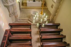 Interno di una piccola chiesa a Coburgo, Germania: qui Martin Lutero si nascose dai nemici - © Shamsiya Saydalieva / Shutterstock.com