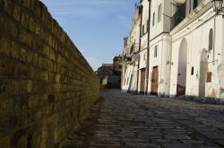 Irsina, provincia di Matera, Basilicata: uno scorcio del centro storico con i suoi vicoli pavimentati e i palazzi antichi.
