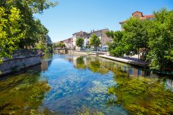 L'Isle-Sur-La-Sorgue è attraversata dal fiume Sorgue e da tanti suoi canali. Grazie a questa caratteristica, ha una vocazione altamente turistica - foto © ISchmidt / Shutterstock.com ...