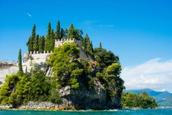 L'isola del Garda si trova non lontano da San Felice del Benaco in Lombardia - © Minnikova Mariia / Shutterstock.com