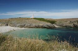 L'isola di Belle Ile en Mer, Francia, con la sua natura selvaggia e incontaminata. Le sue antiche origini sono vulcaniche ma oggi non esiste più alcuna traccia di questa attività.
 ...