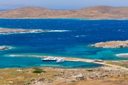 L'isola di Delos vicino a Mykonos, Grecia. Quest'isola del Mar Egeo appartiene all'arcipelago delle Cicladi ed è situata nei pressi di Mykonos da cui dista circa 3,5 miglia ...