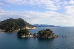 Isola di Panagia con Parga sullo sfondo, Grecia, al calar del sole. Parga sorge sulla costa ionica fra le cittadine di Preveza e Igoumenitsa.

