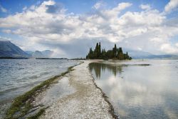 La piccola Isola di San Biagio sul Lago di Garda vicino a a Manerba, provincia di Brescia (Lombardia) - © Nicola Bertolini / Shutterstock.com